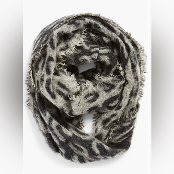 Leopard print woven infinity scarf - Picture 1 of 2